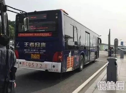 公交车上被弄进走不动路走不动惊现乘客因拥挤无法下车长时间滞留引发众怒司机无奈求助警方处理