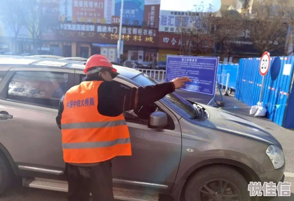 修路工程师巧妙指引车辆，惊喜宣布新路通车直达对面站牌之路