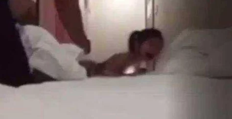 男女搞逼视频听说拍摄地点是某酒店的302房间，还用了道具
