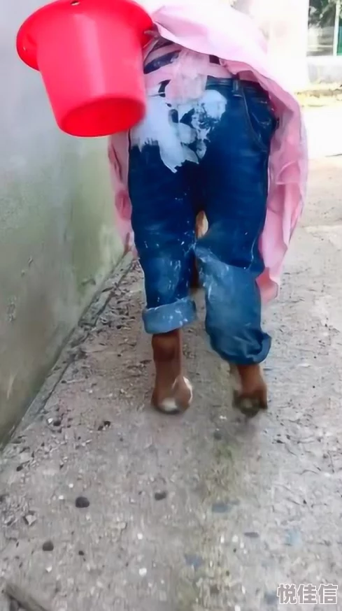 肚子里灌满男人们的尿听说隔壁翠花也偷偷去了还一口气灌了三大桶