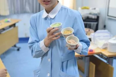 第1章厨房春潮听说大厨和采购员最近走得很近两人经常一起出入超市
