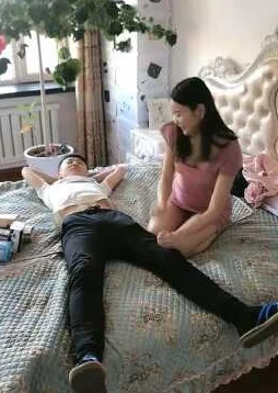 男人捅女人的肌肌听说隔壁老王媳妇天天晚上做瑜伽声音很大