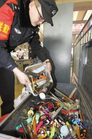 性欲农场警方突击检查现场查获大量违禁物品